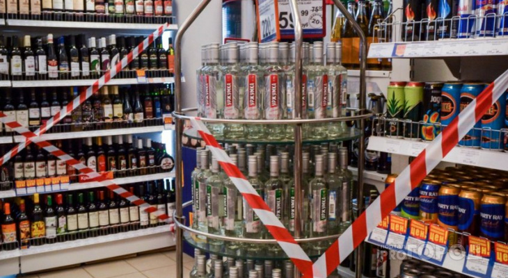 «Документы с собой?»: в России планируют перестать продавать алкоголь с 18 лет