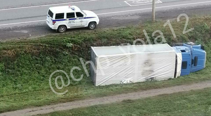 «Устал немножечко»: в пригороде Йошкар-Олы грузовик очутился в кювете