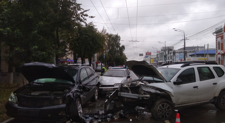 Серьезное ДТП на Первомайской в Йошкар-Оле: водители не могут объехать пробку