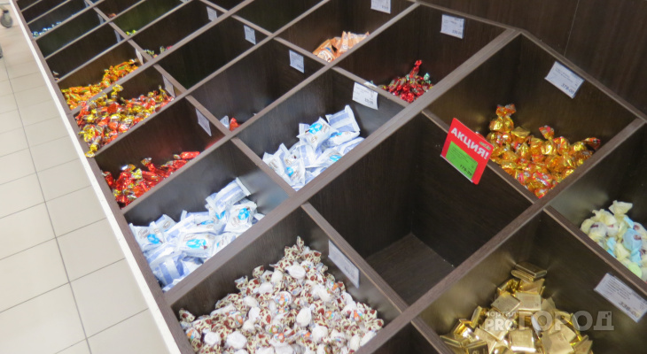 Полицейские Марий Эл поймали воришек, которые набрали в карманы масла и конфет на 13 тысяч рублей