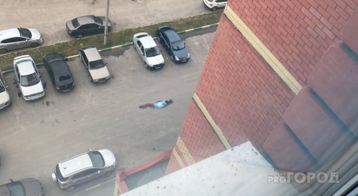 В центре Йошкар-Олы на бульваре Чавайна молодой человек выпал с балкона новостройки