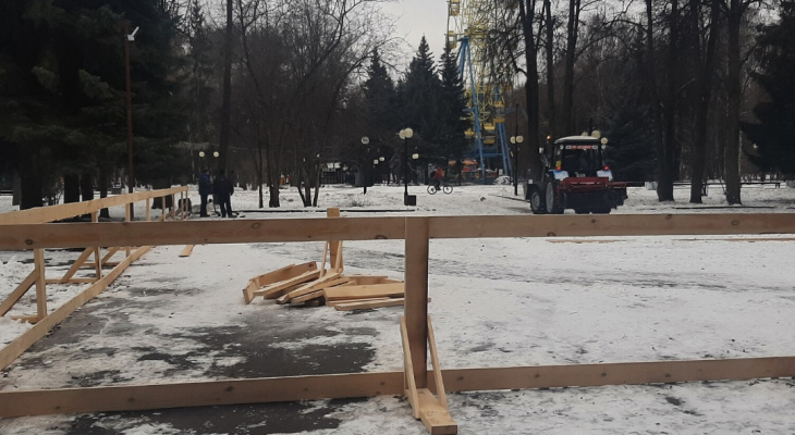 «Самое уютное место для отдыха»: в центральном парке Йошкар-Олы обустраивают новый каток