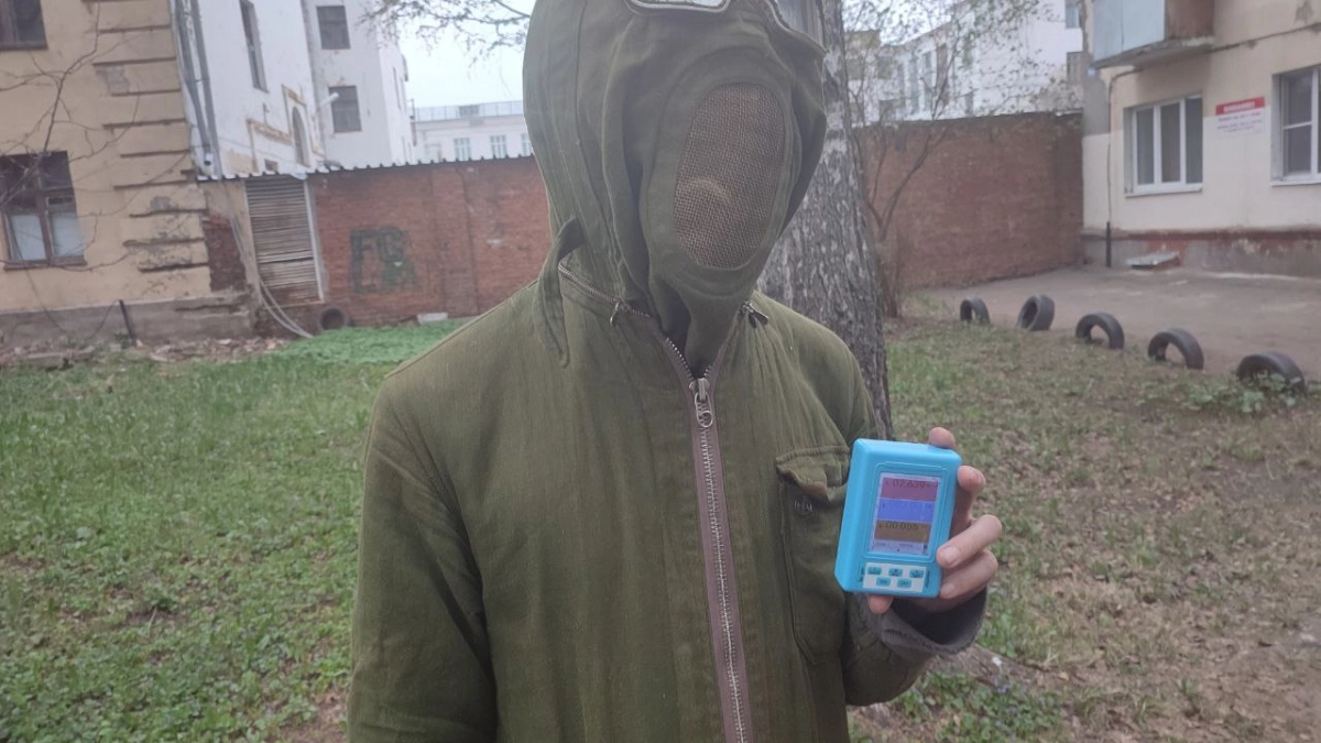 Йошкаролинец ходит в защитном костюме от магнитных волн: "Думают, словил дурку"