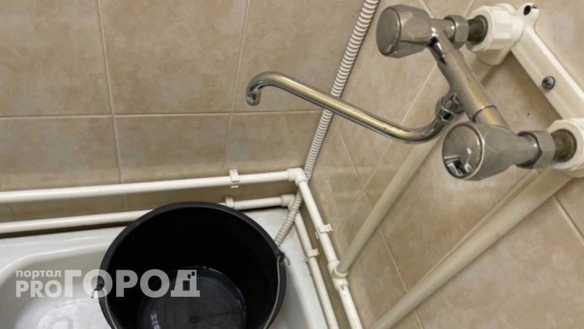Разрезаю пластиковую бутылку надвое: даже самый упорный засор вылетает со свистом — применяю метод многие годы