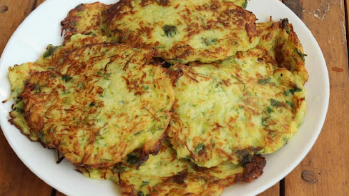 Хрустящие кабачковые оладьи: для аппетитного вкуса кладу в них 1 плод — никакой клейкости и водянистости не будет