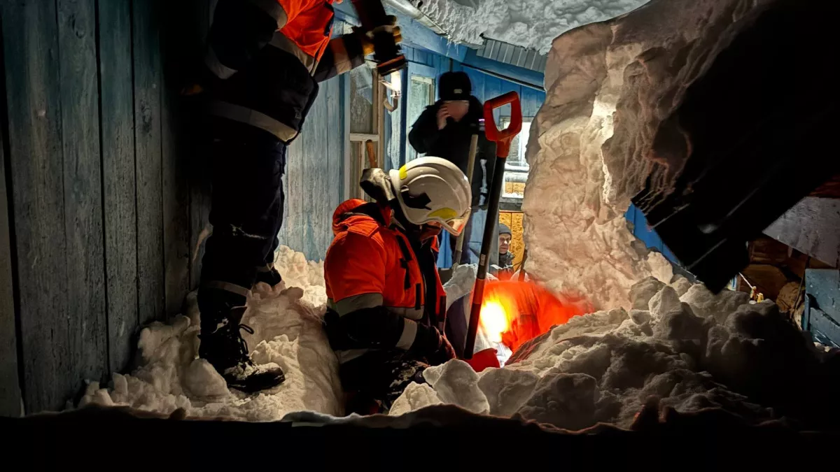 Мужчина насмерть завалило снегом с крыши в Куяре