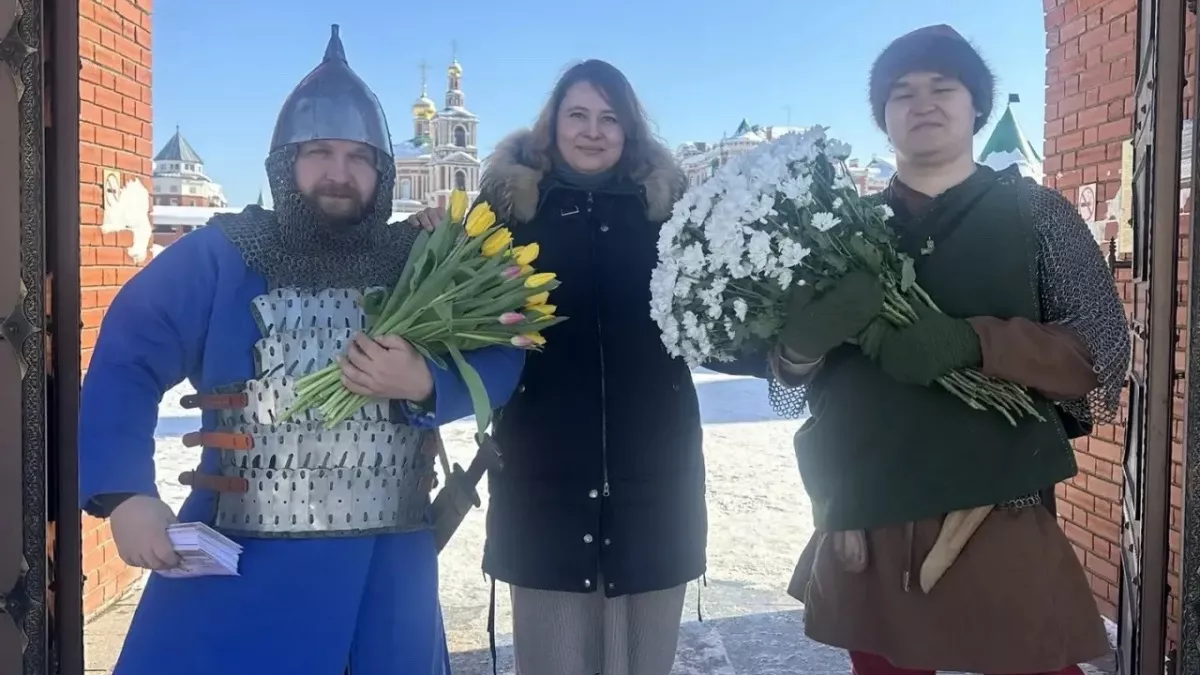 Рыцари в доспехах вышли с цветами на улицы Йошкар-Олы