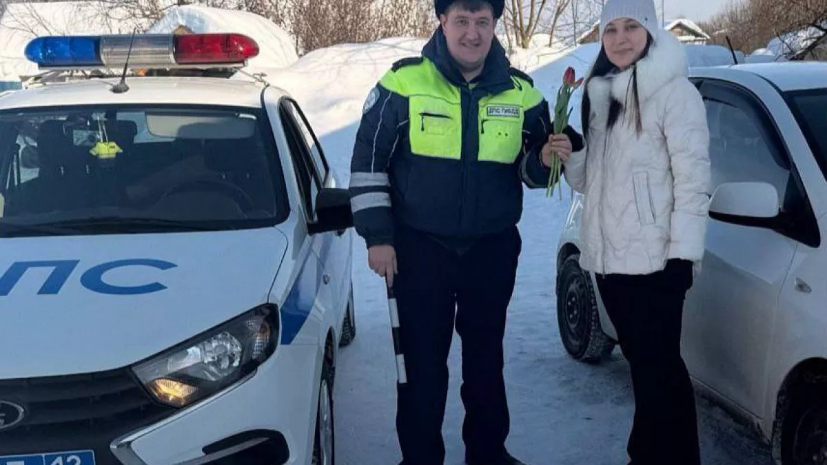 В Мари Туреке руководитель Госавтоинспекции дарил женщинам на дорогах цветы