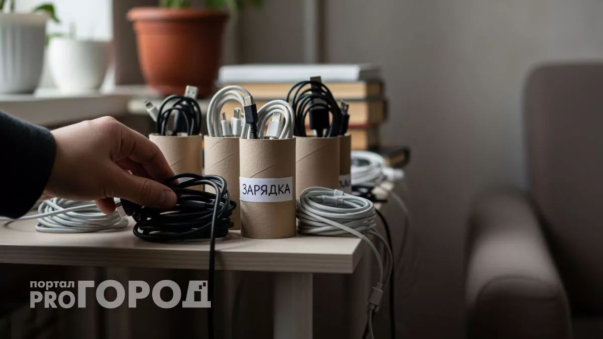 Обычный мусор из ванной комнаты становится системой хранения и избавляет от трат на дорогие органайзеры