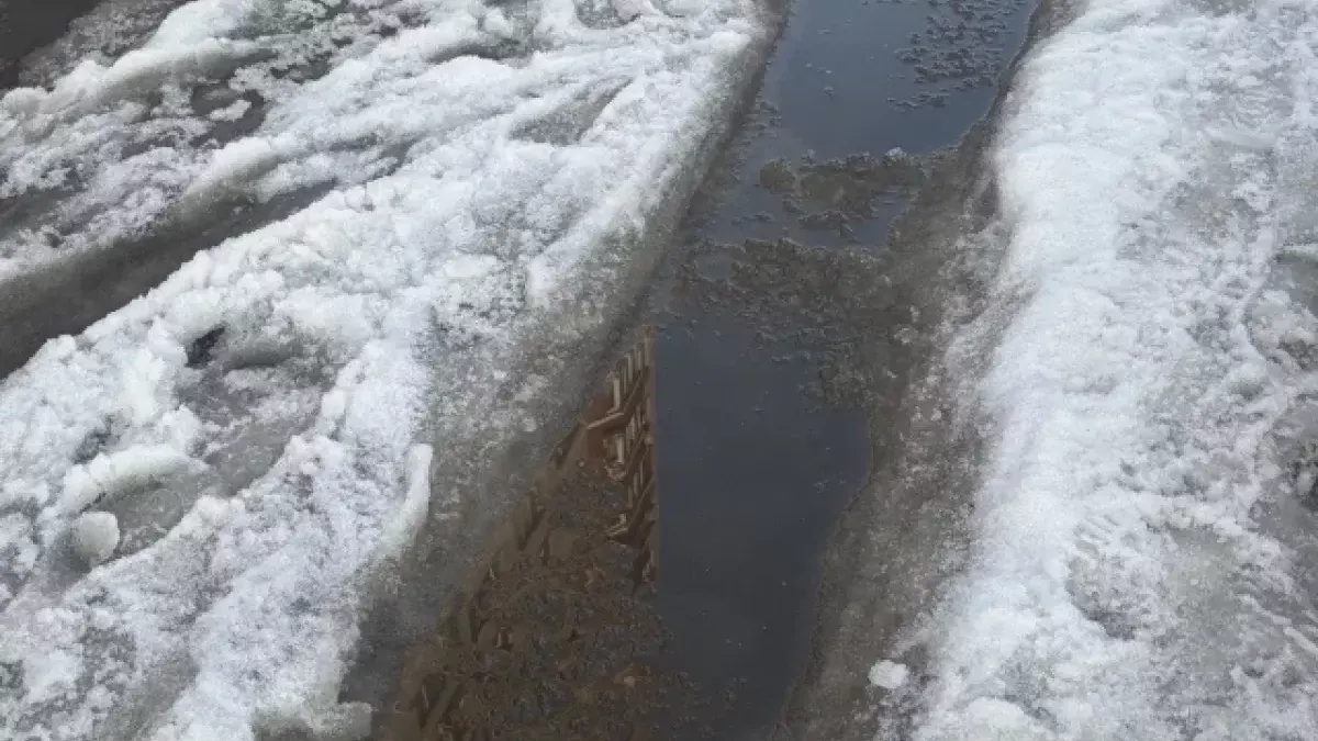 В Йошкар-Оле колодцы поливают горячей водой перед весной