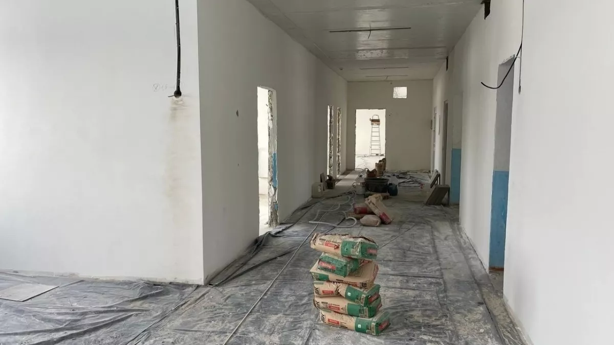 Новая плитка и классы: школу капитально ремонтируют в Новоторъяльском районе