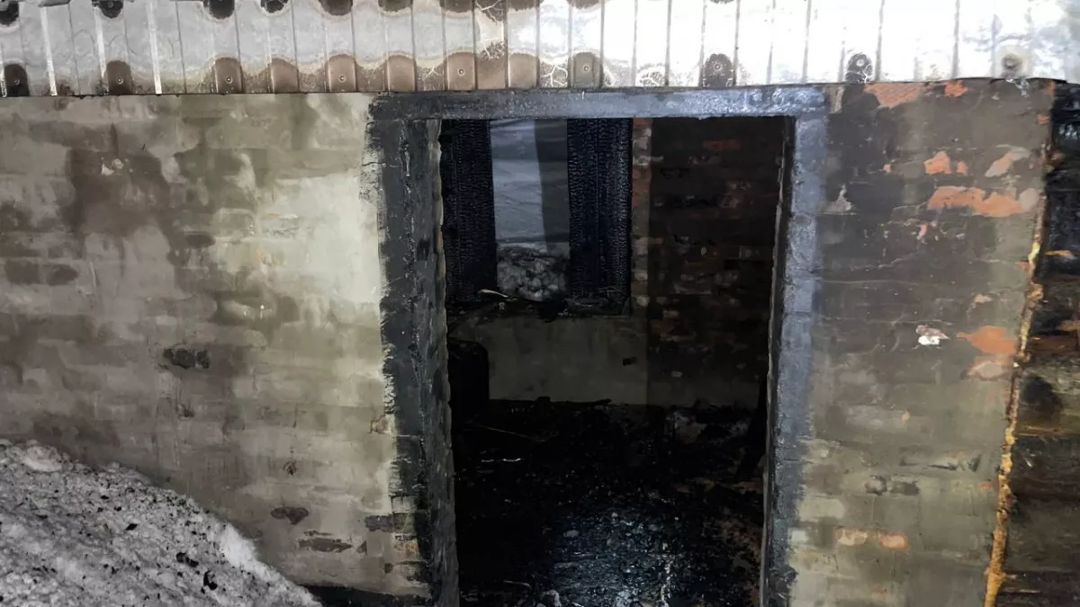 Три боевых отделения спасали дом от полыхающей бани в Волжском районе