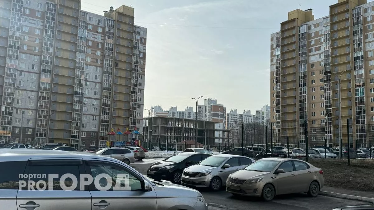 Новые штрафы за неправильную парковку в жилых районах: водители массово переходят на общественный транспорт