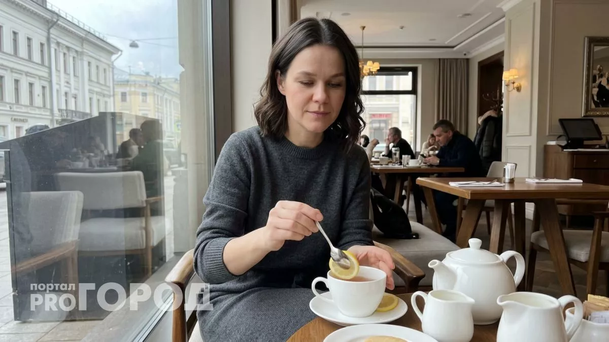 Как правильно обращаться с лимоном в чае и куда убрать дольку после перемешивания