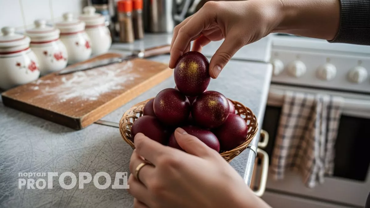 Хит Пасхи-2026: модные яйца цвета бургунди с космической пылью - как покрасить в два простых приема