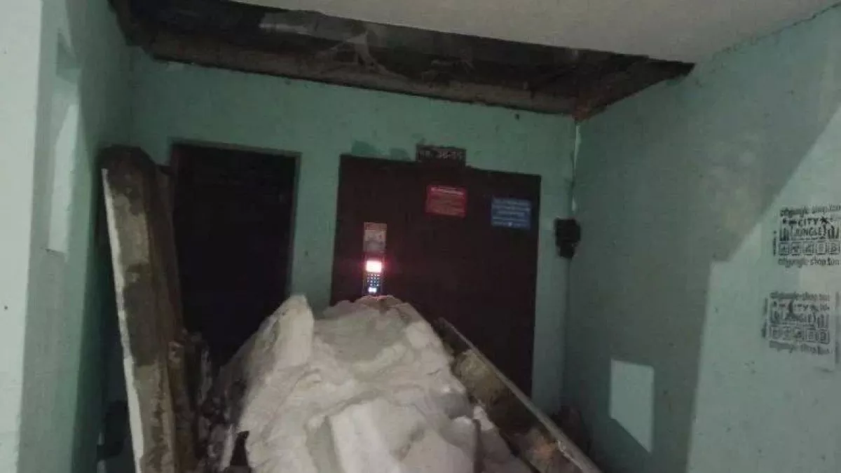 Бетонная плита обвалилась перед подъездом в Медведево: видео