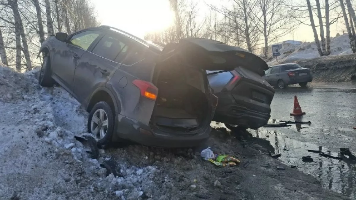 В Йошкар-Оле водитель пошёл на обгон прямо по пешеходному переходу и протаранил машину