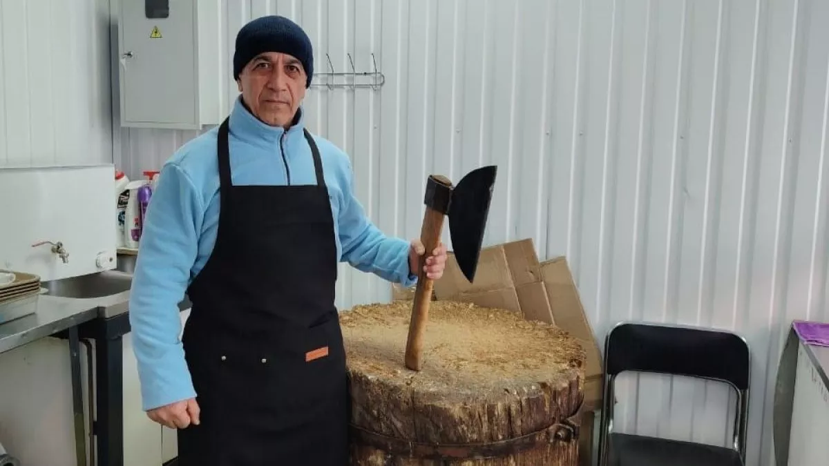 В Марий Эл азербайджанец больше 20 лет рубит свежее мясо: “Заработал на дом и внедорожник, держу кур и павлинов”