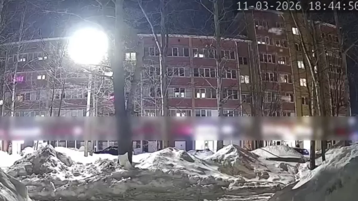 Снег сошел с крыши и завалил пятилетнюю девочку в Медведево