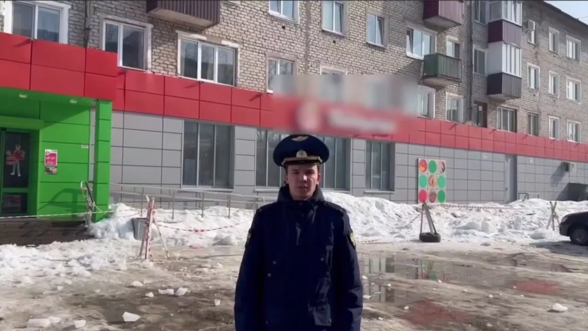 Снег и лед обрушились с крыши дома на двух человек в Волжске