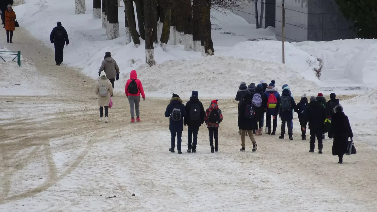 В европейских школах давно отказались от портфелей: новый тренд шагает в Россию