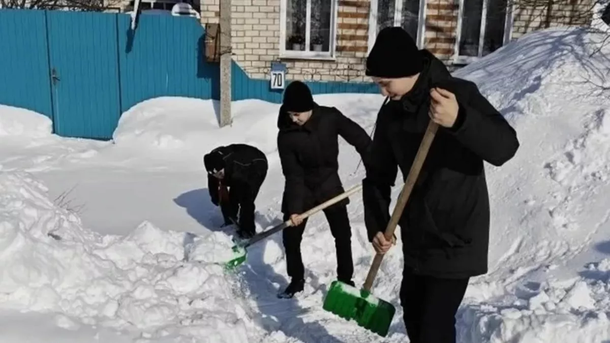 Школьники взяли лопаты, чтобы спасти дворы от весеннего потопа
