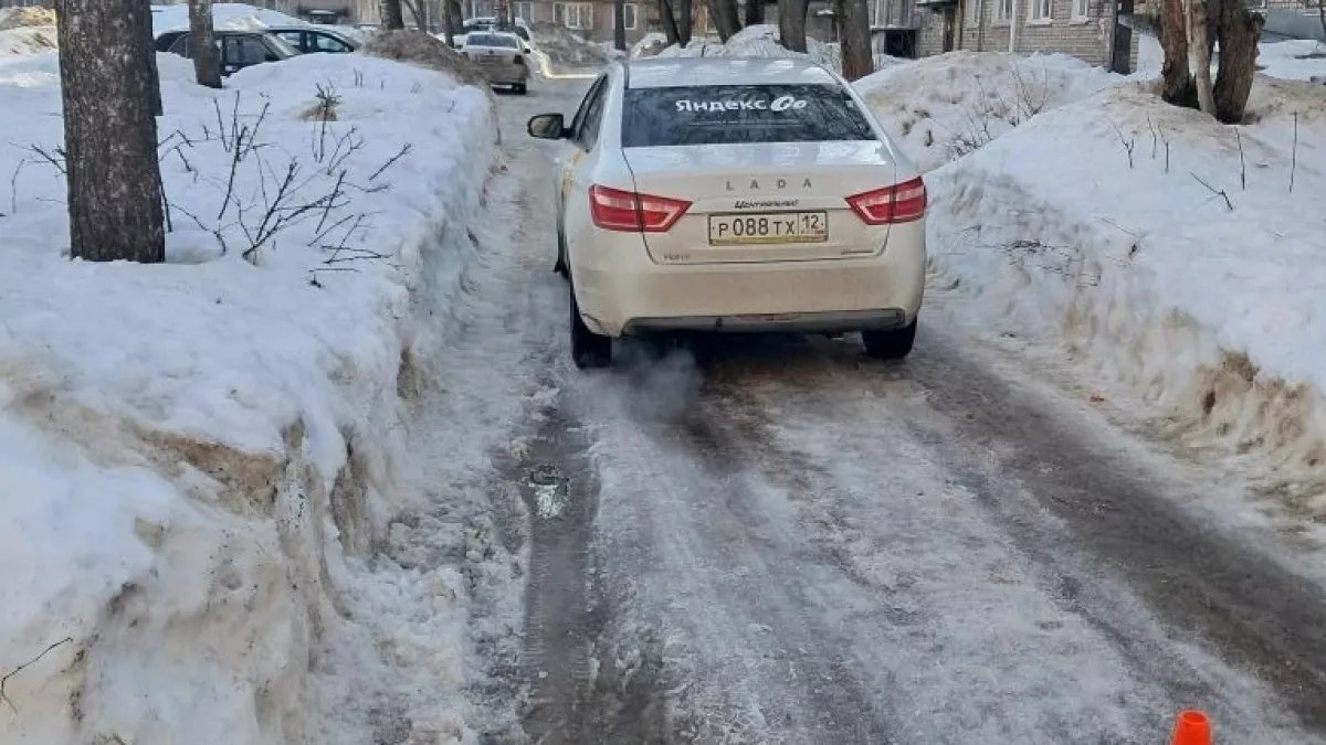 Водитель "Лады" сдавал назад и сбил мужчину в Йошкар-Оле