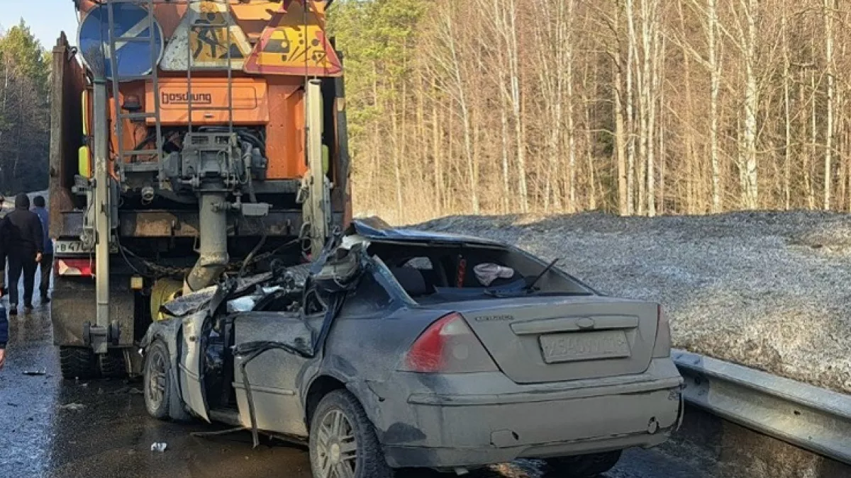 Иномарку смяло под дорожной машиной в Звениговском районе