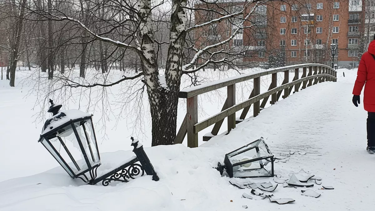 В Йошкар-Оле фонари воткнули в снег после разгрома