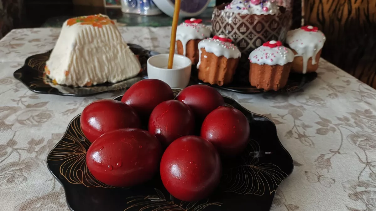 В какой день и цвет надо красить яйца, чтобы привлечь деньги, счастье и любовь