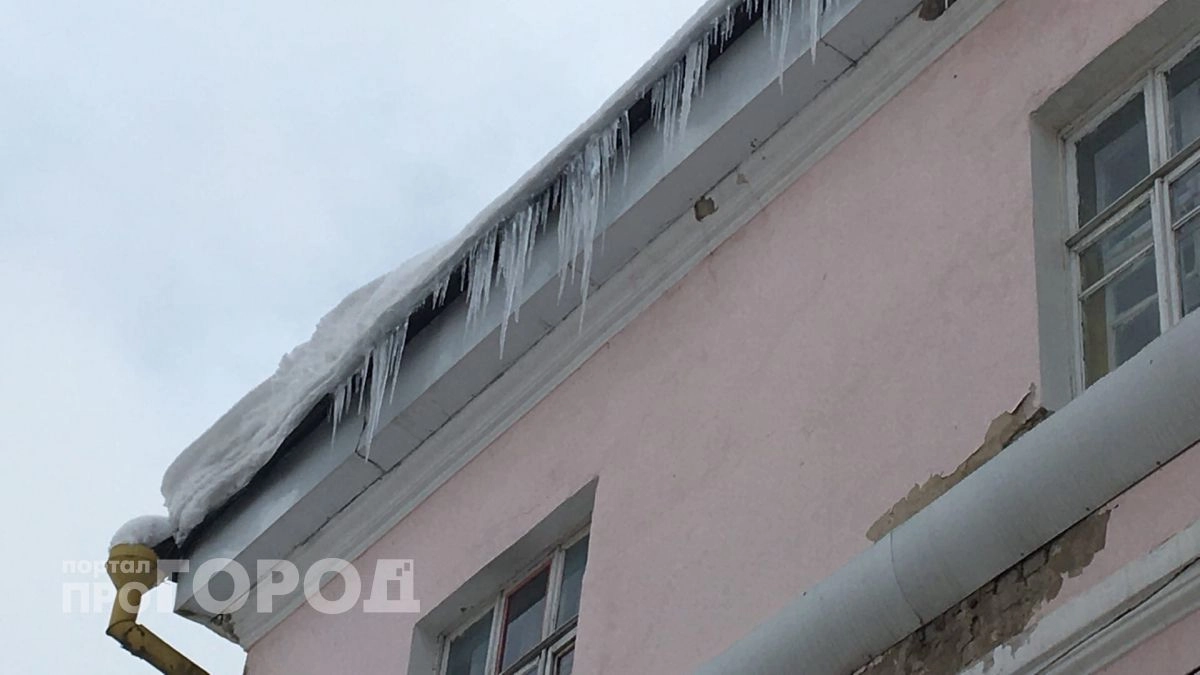 В Йошкар-Оле снег с крыши рухнул на двух детей и мужчину