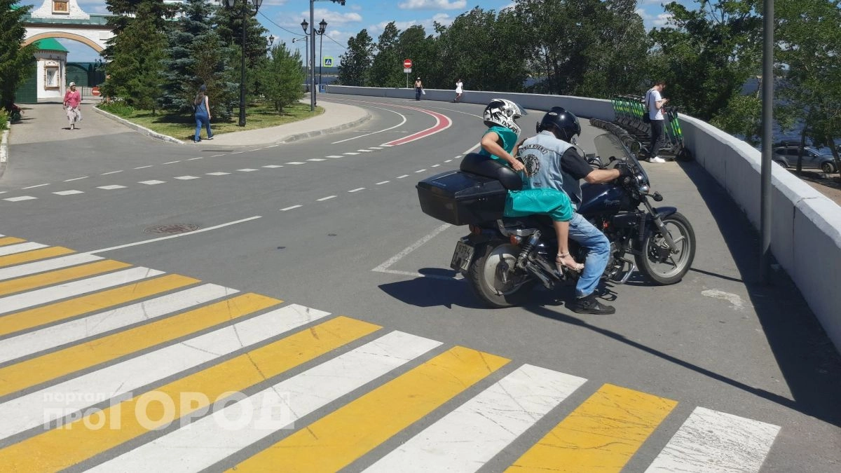 Сорвиголова на мотоцикле чуть не угробил молодую девушку в Сернурском районе, вылетев с дороги