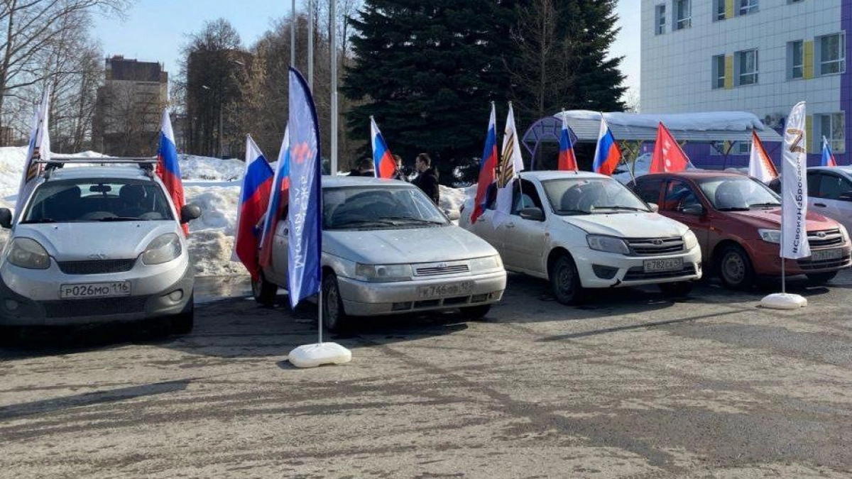 Колонна с флагами проехала по Йошкар-Оле в честь воссоединения Крыма с Россией