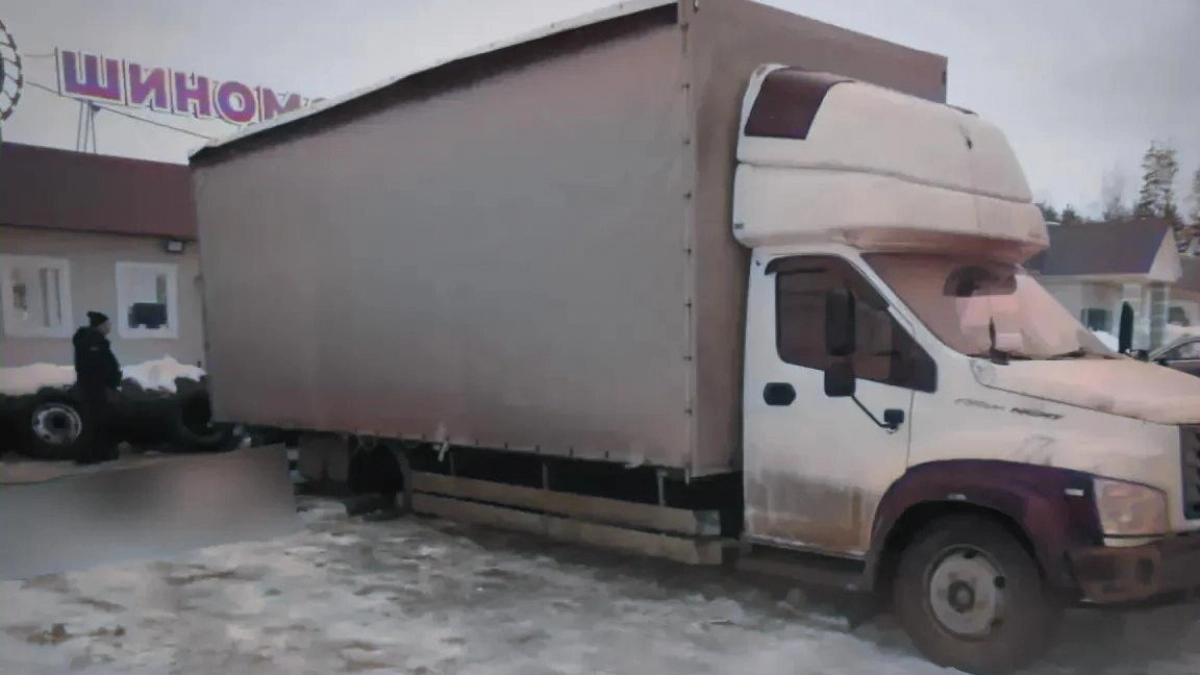 В шиномонтажке Волжска грузовик упал с домкратов на сотрудника и раздавил его насмерть