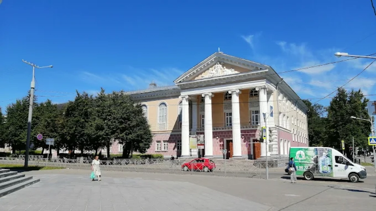 Кровля обрушилась в спортзале колледжа культуры и искусств имени Палантая