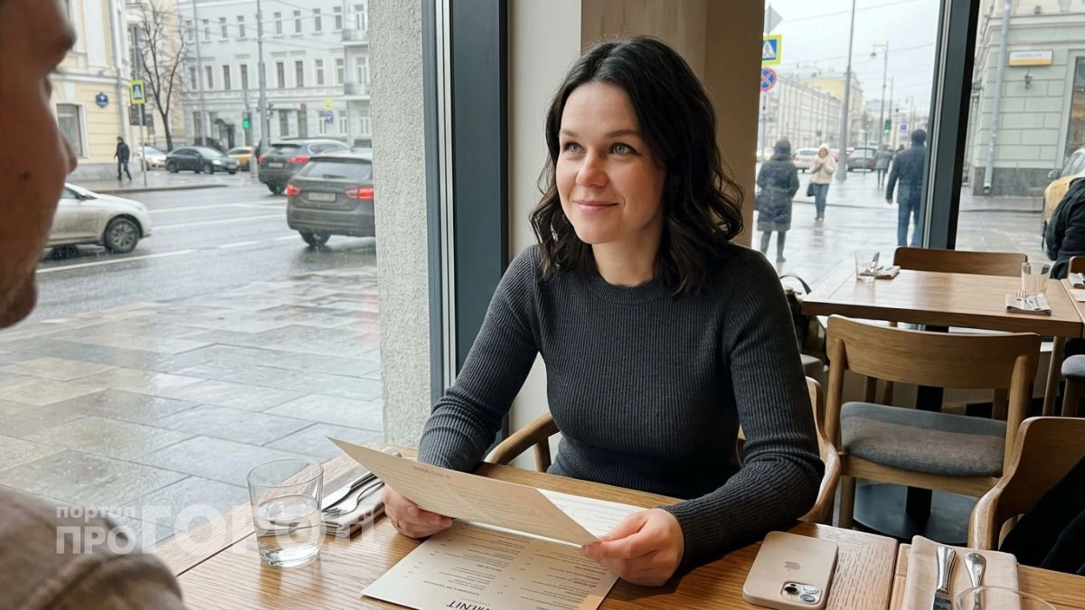 Почему не стоит просить швабру у официанта и как правильно звать персонал в современном ресторане