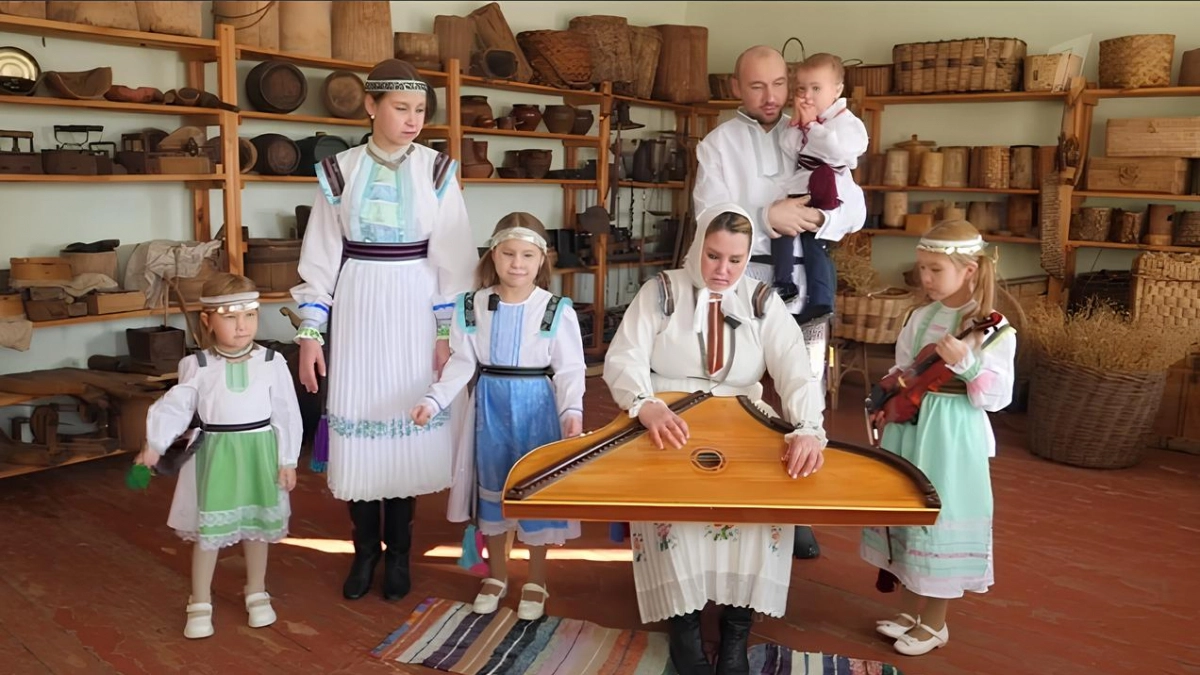 Семью с пятью детьми из Козьмодемьянска показали на Первом канале: гусли, телеги и родной язык