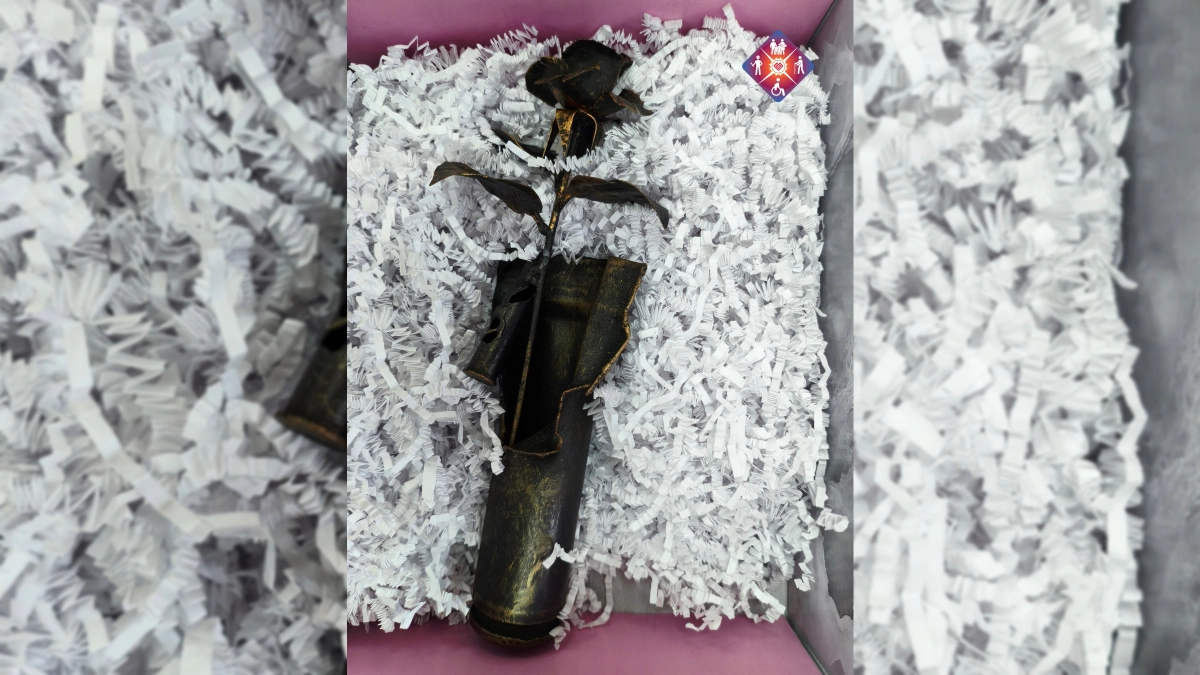 Вместо букета - гильза: участник СВО удивил министра труда необычным подарком