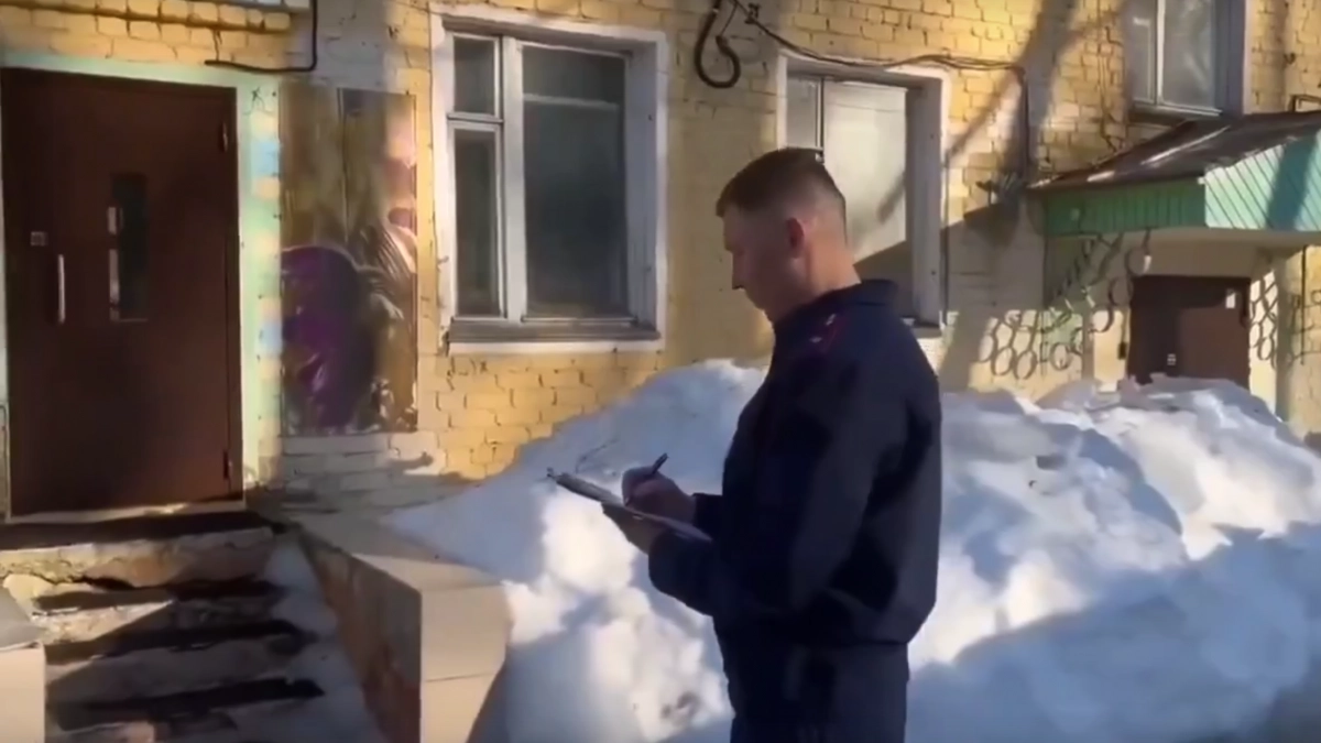 На женщину с ребенком упала наледь с крыши детского сада в Йошкар-Оле