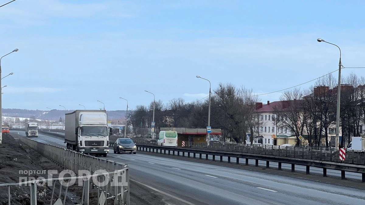 На дорогах к больницам в Волжском районе обновят асфальт, укрепят обочины и поставят ограждения