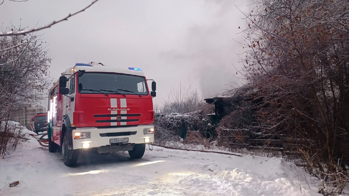Из-за нерасчищенной от снега дороги пожарные не смогли вовремя проехать к горящему дому в Марий Эл