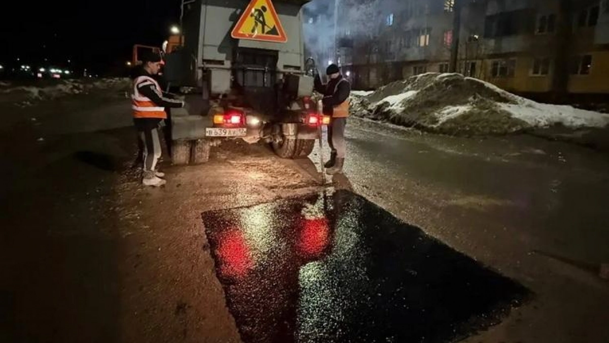 В Йошкар-Оле по ночам латают ямы литым асфальтом