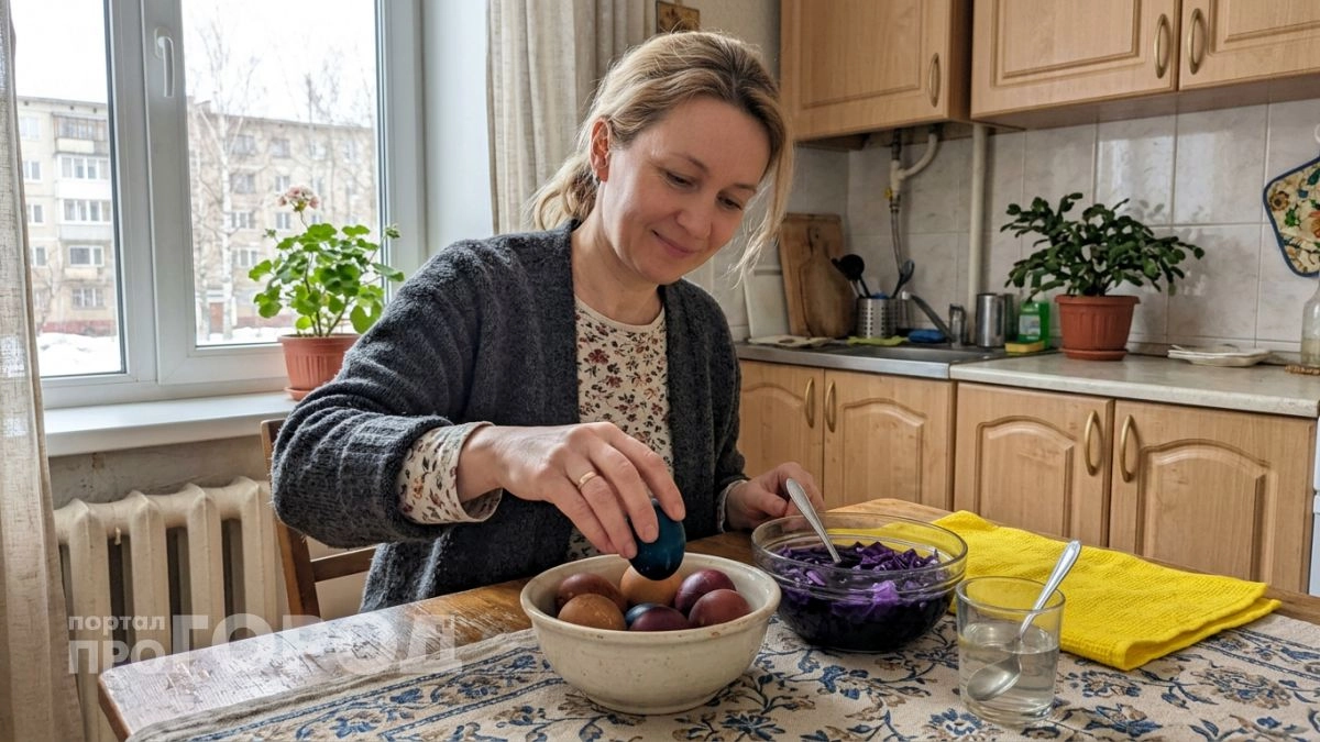 Один овощ из холодильника красит яйца в галактический фиолетовый без химии