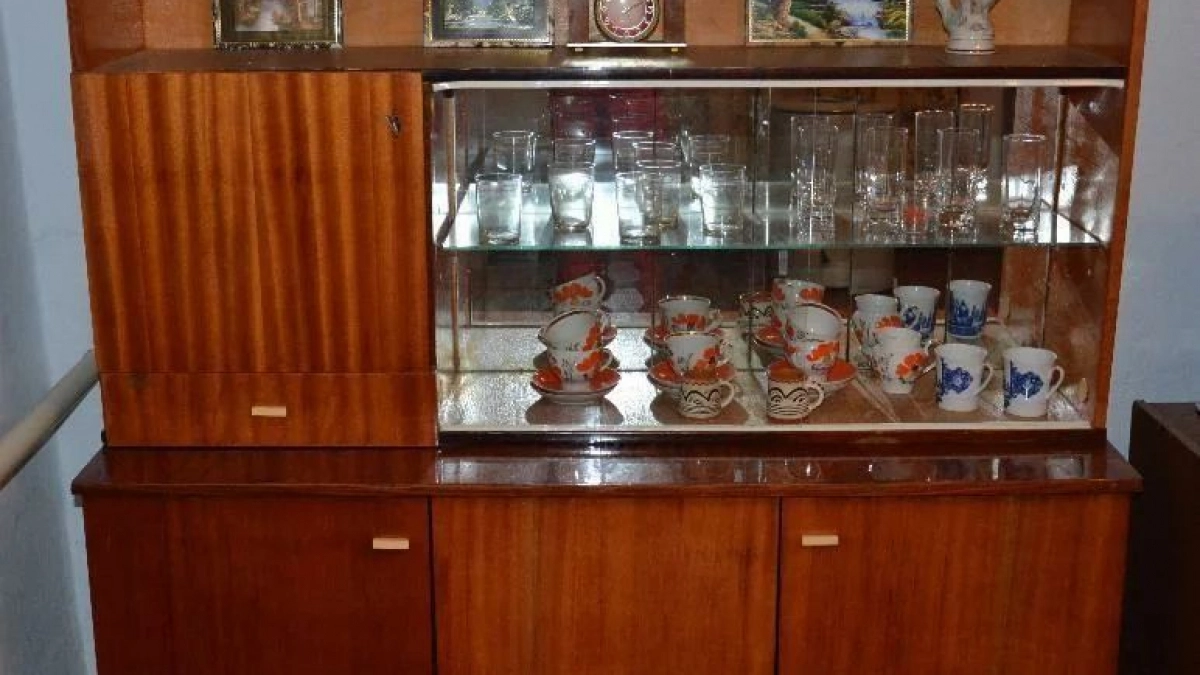 В Европе их скупают коллекционеры, а у нас - выбрасывают: серванты СССР, которые стоят целое состояние