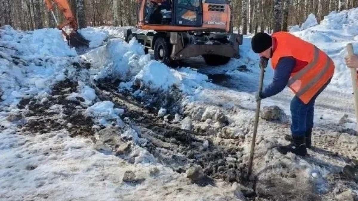 В Йошкар-Оле начали латать ямы и откачивать талые воды