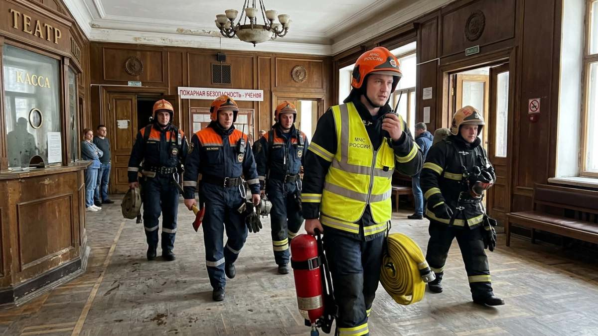 Пожар на сцене во время спектакля: пожарные отработали эвакуацию театра в Йошкар-Оле