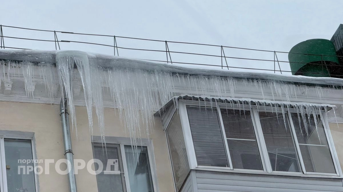 Тротуар не чистили, снег на крыше не убирали: директора УК в Йошкар-Оле наказали после долгих снегопадов