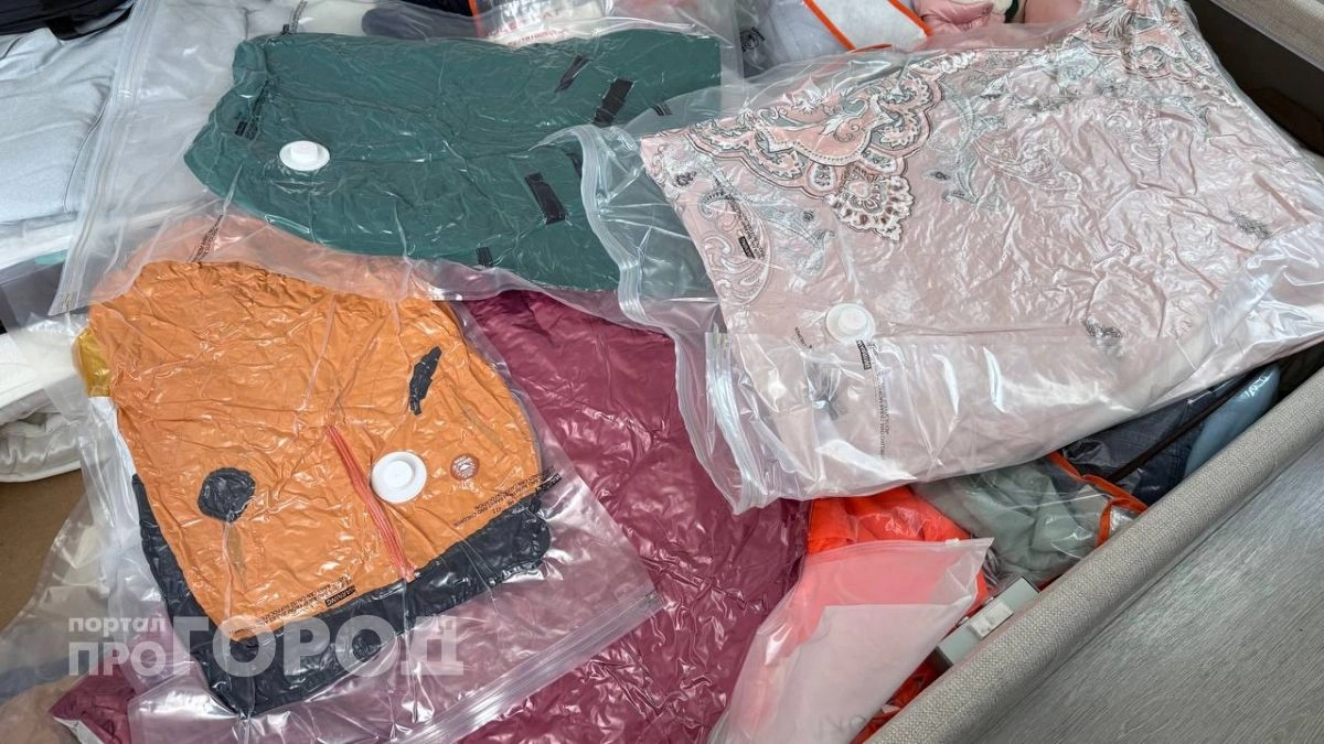 Зимние куртки и пуховики теперь храню только так: экономят место и не воняют