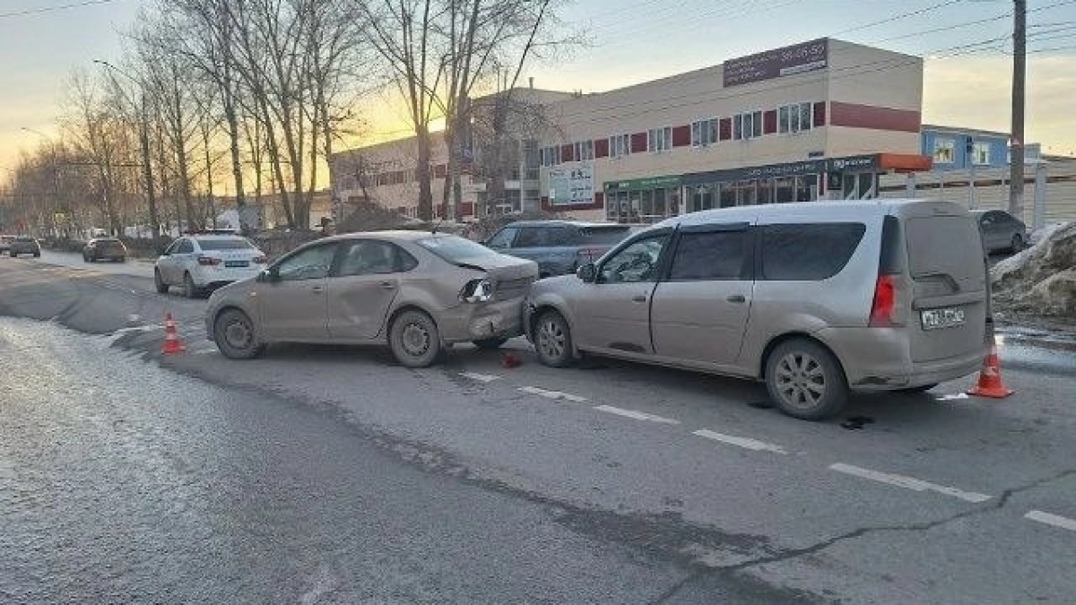 Ларгус догнал иномарку на Машиностроителей: один человек в больнице