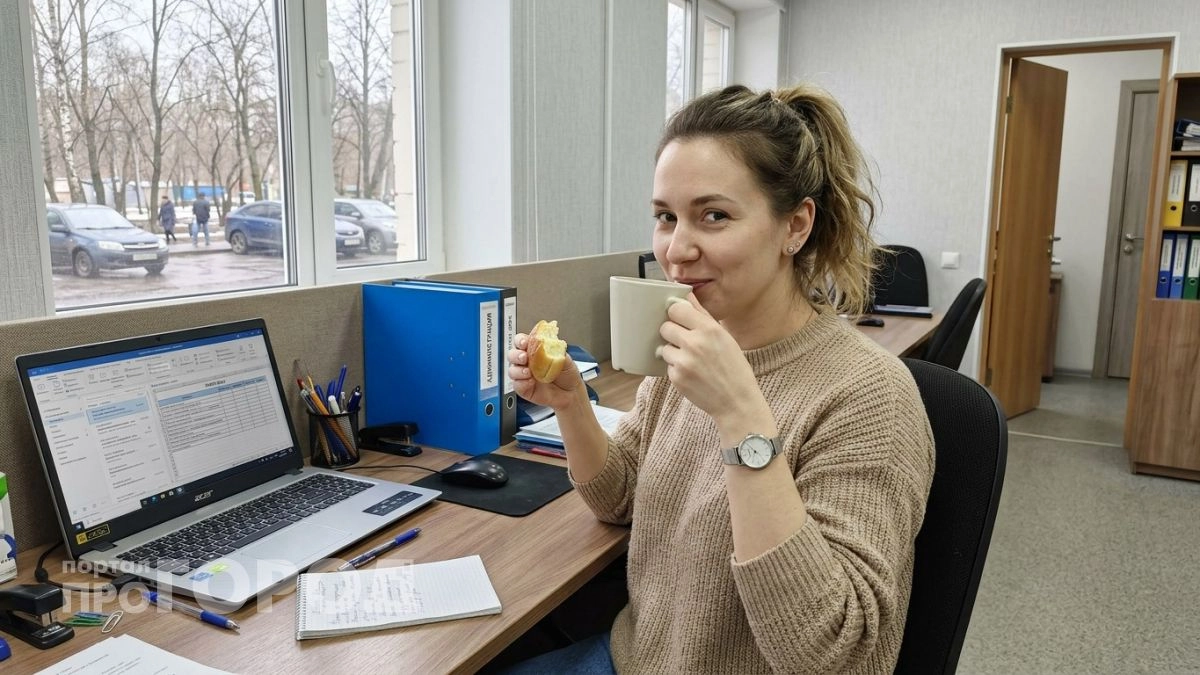 Выпил чай с булкой - заплати: юрист объяснил, можно ли устраивать перекус на рабочем месте